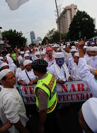 Aksi ini terkait pengusiran delegasi FPI di Kalimantan Tengah beberapa waktu lalu. Akibatnya, rencana pembentukan FPI di Kalteng batal. Bahkan, politisi Hanura, Akbar Faisal yang sempat ada di bandara Tjilik Riwut hampir saja diamuk massa lantaran salah paham. Namun, insiden bisa diredakan.