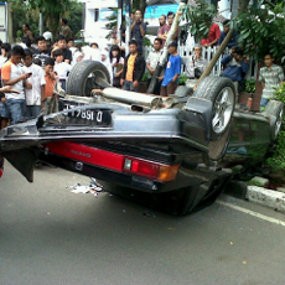 Pengendara Mobil Terbalik tidak Memiliki SIM