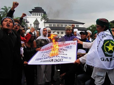 Massa Pembela FPI Demo di Gedung Sate