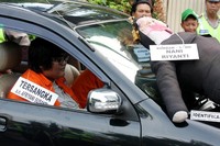 Afriyani melakukan reka ulang di depan Halte Tugu Tani, Jakarta Pusat. ANTARA/M Agung Rajasa.