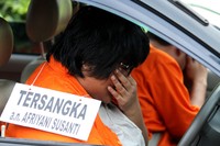 Afriyani memperagakan saat dirinya berkendara saat itu. Sepanjang reka ulang, Afriyani bersama tiga temannya terus menutupi wajahnya. ANTARA/M Agung Rajasa.