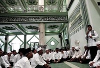 Gubernur DKI Jakarta Fauzi Bowo memberikan sambutan dalam silaturahmi dengan jamaah Majelis Dzikir Al Fauz di Rawasari, Jakarta.
