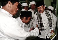 Fauzi Bowo menyalami jamaah Majelis Dzikir Al Fauz di Rawasari, Jakarta.