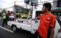 Polisi memperagakan proses dievakuasi korban kecelakaan maut. Jhoni Hutapea/detikcom