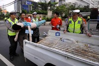 Beberapa polisi memperagakan proses evakuasi korban kecelakaan maut. Jhoni Hutapea/detikcom