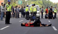 Korban yang diperankan sejumlah orang tampak bergelimpangan di tengah jalan. Jhoni Hutapea/detikcom