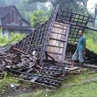 Puting Beliung Rusak Ratusan Rumah di Lamongan