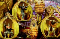 Para penari dari sekolah Samba saat unjuk kebolehan di Karnaval Samba Sao Paulo. Festival ini menginspirasi festival sejenis yang kolosal dan baju warna-warni. (Foto: REUTERS/Paulo Whitaker).