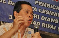 Dalam diskusi tersebut Tjipta Lesmana menyampaikan kekecewaannya terhadap Komisi Pemberantasan Korupsi (KPK) yang hingga sampai saat ini masih belum berani membongkar kasus-kasus besar yang selama ini terpendam. Fikri Hidayat/detikcom