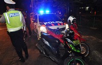 Barang bukti berupa sebuah handphone dan motor milik pelaku serta korban turut diamankan petugas. Fikri Hidayat/detikcom