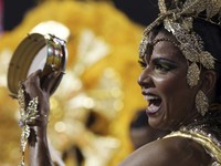 Salah satu ekpresi penari dalam festival Samba 2012. Agenda ini merupakan perhelatan tahunan dan selalu ditunggu oleh turis asing sejagat.(Foto: REUTERS/Paulo Whitaker)