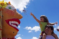 Seorang gadis menyapa boneka raksasa di salah satu bagian dari festival Sao Paulo.. (Foto: REUTERS/Roosevelt Cassio)
