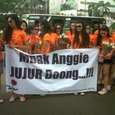 Cewek Pakai Rok Mini Nan Cantik Demo KPK, Mbak Angie Jujur Dong...!