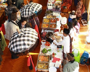 Warga Swiss Berwisata Kuliner Nusantara Sambil Beramal