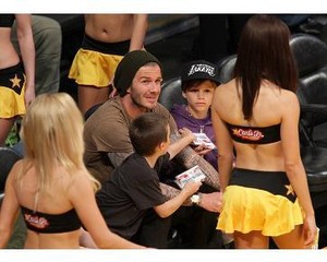 Nonton Basket, David Beckham & Anaknya Lirik Cheerleaders Seksi