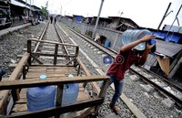 Warga mengangkat galon yang berisi air bersih untuk dijual di kawasan Kampung Bandan, Jakarta, Senin (20/2/2012).