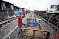Kurangnya pasokan air membuat warga membeli air untuk memenuhi kebutuhan air bersih sehari-hari.