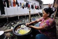 Kurangnya pasokan air membuat warga mencuci pakaian dengan air seadanya.