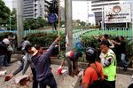Tanah Liat Dilempar ke Gedung Kementrian BUMN