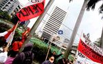 Tanah Liat Dilempar ke Gedung Kementrian BUMN