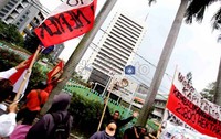 Dalam aksi ini warga juga membawa atribut seperti bendera merah putih dan spanduk.