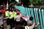 Tanah Liat Dilempar ke Gedung Kementrian BUMN