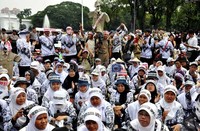 Aksi tersebut didukung Persatuan Guru Republik Indonesia. Mereka menuntut pemerintah menuntaskan masalah pengangkatan ribuan guru serta pegawai tata usaha honorer.