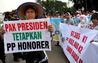 Mereka meminta Presiden SBY segera menandatangani peraturan pemerintah (PP) tentang pengangkatan guru honorer menjadi Pegawai Negeri Sipil (PNS).
