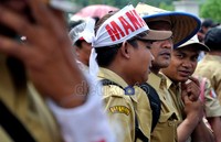 Para guru honorer tersebut mengenakan baju coklat PNS dan batik PNS.