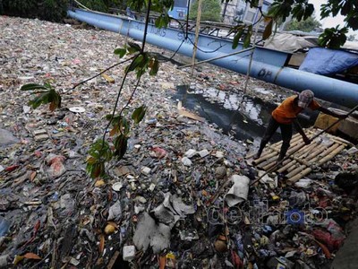 Sampah Menumpuk di Kali Sunter