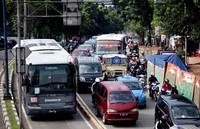 Sudah lebih dari sepekan proyek galian kabel PLN ini dilakukan, namun juga belumselesai. Pengendara dari arah Ragunan terpaksa bersabar karena penyempitan jalan.