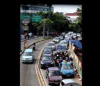 Yang tidak sabar langsubng menerobos jalur busway. Aturan yang tidak transparan mengenai proyek galian di jalan ini membuat masyarakat umum banyak dirugikan.