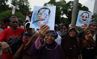 Mereka meminta dikembalikan lahan tanah mereka seluas 2.800 ha, yang telah dirampas.