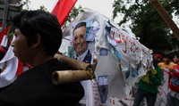 Foto Menteri BUMN Dahlan Iskan, dipasang dikeranda jenazah oleh para warga Senama Nenek, yang melakukan aksi unjuk rasa.