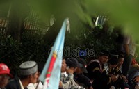 Sempat terjadi kericuhan antara demonstran dengan aparat kepolisian.