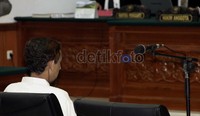 Umar Patek mendengarkan eksepsi yang dibacakan penasehat hukumnya.