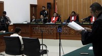 Dalam eksepsi yang dibacakan, tim penasehat hukum beranggapan bahwa tidak jelas apa yang dilakukan terdakwa seperti yang diungkapkan jaksa. Peran terdakwa dalam bom Bali cuma diundang, dia tidak tahu sama sekali perannya.