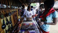 Desa Sade terletak sekitar 13 Km dari Bandara Internasional Lombok. Artis Endhita dan Nicky Tirta juga menyempatkan diri untuk berbelanja di Desa Sade.