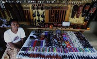 Pekerjaan membuat kerajinan tangan ini dilakukan secara iseng oleh para penghuni desa seusai bertani dan bercocok tanam yang menjadi pekerjaan utama dan tetap mereka.