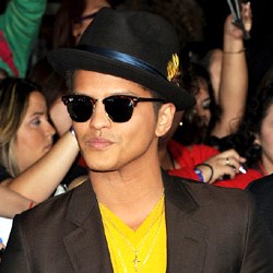 Bruno Mars Ciptakan Billionaire Saat Krisis Ekonomi di Inggris