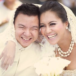 Emilia Contessa Cari Tanggal Pernikahan Denada ke Tempat Sakti