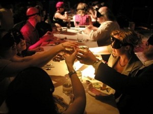 Dark Dinning Trend Terbaru Restoran di Dunia?