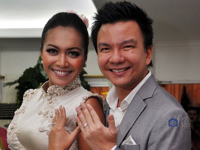 Senyum Bahagia Denada dan Jerry