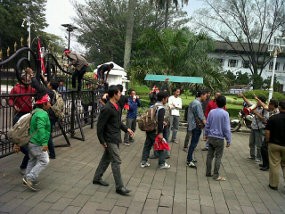 Paksa Masuk Gedung Sate, Massa GMNI Panjat Gerbang 