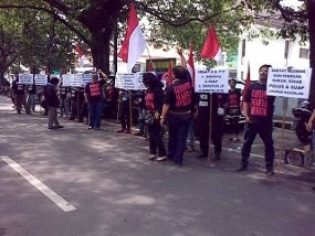 Puluhan Pedemo Lempari Tipikor Bandung dengan Telur