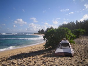 Berkemah di Tepi Pantai? Baca Dulu Tips Ini