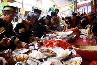 Suasana kekeluargaan Makan Bajamba Suasana kekeluargaan Makan Bajamba