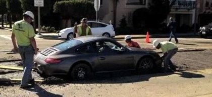 Meleng Lihat Jalanan, Porsche Terjebak di Semen Basah