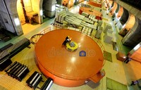 Petugas mengecek turbin raksasa yang berputar kencang dan sangat berisik. Kapasitas terpasang di PLTA ini mencapai 1.008 MW dan produksi rata-rata 1.400 GWH/tahun.