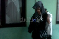 Seorang pemuda belasan tahun yang mengaku korban pencabulan Habib H datang didampingi ibunda korban lainnya dan seorang perempuan yang mengaku sebagai saksi. Mereka datang ke kantor Komnas PA, Jl TB Simatupang No 33, Jakarta Timur, Selasa (21/2/2012) sore. Arbi Anugrah/detikNews.